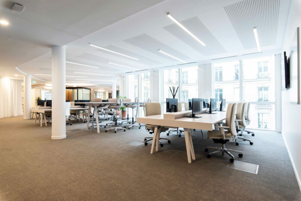 Un open space avec bureaux à différentes hauteurs de travail, du mobilier qui favorise la productivité des collaborateurs.