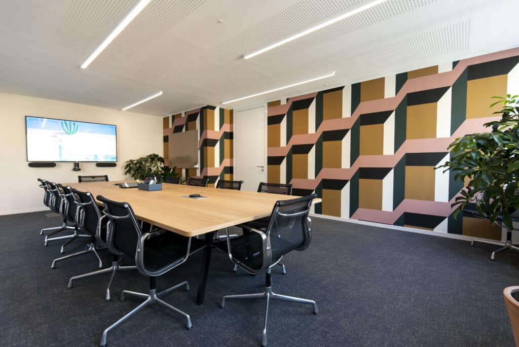 L'aménagement d'une salle de réunion dans les bureaux de Vestiaire Collective