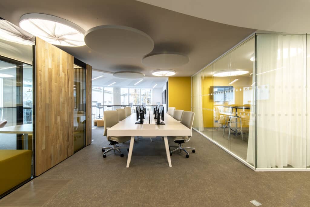 Un Open Space avec bureau et salle de réunion. Un aménagement de bureau réalisé grâce à un accompagnement professionnel