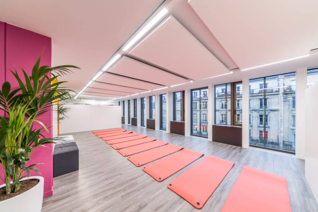 Améliorer la santé des collaborateurs dans un espace de travail avec une salle de yoga