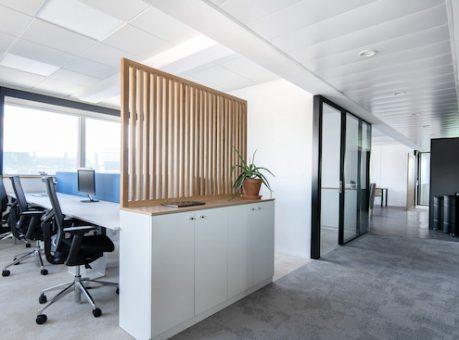 Aménagement d'un bureau en flex office avec des cloisons pour offrir aux collaborateur un espace intime.