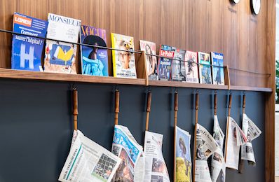 Aménagement d'un mur avec de nombreux magazines et journaux.
